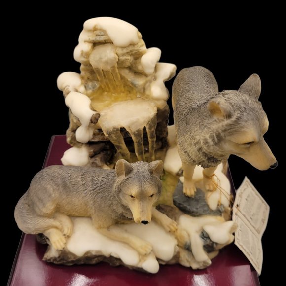 Ruby's Collection Wolves Figurine - Picture 5 of 9